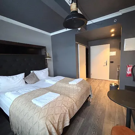 R13 - A Townhouse Otel 2*