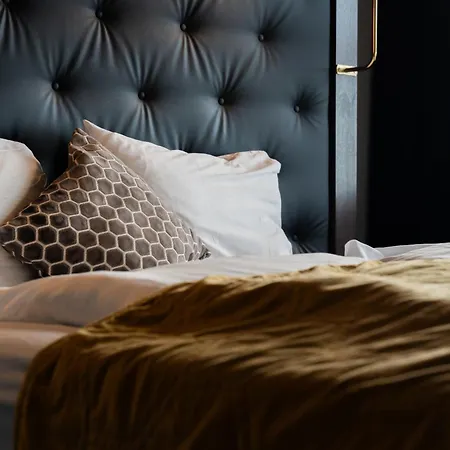 R13 - A Townhouse Otel 2*